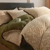 Conjunto de cuatro piezas de bola de pelo de conejo francés de grado maternal e infantil con relieve de terciopelo de leche, conjunto de tres piezas de funda de edredón y sábana de terciopelo de coral engrosado de invierno