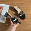 Pantuflas de tacón alto con plataforma estilo coreano para mujer, para uso exterior en verano, sandalias de punta abierta con tacón medio y suela de goma, nuevo modelo 2026