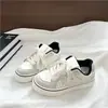 Tênis feminino de sola grossa, nova coleção primavera/outono 2026, tênis brancos com design color-block, sapatos casuais com cadarço, que aumentam a altura, versáteis, tênis da moda para estudantes
