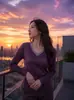 Suministrado directamente por la fábrica de ropa de origen, top versátil de retazos para mujer de talla grande de otoño con manga larga y cuello en V, disponible para pedidos personalizados con sus propios diseños o muestras.