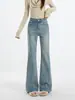Calça jeans feminina de cor clara, não apertada, levemente alargada, modelo novo 2026, cintura alta, modeladora, perna reta, solta, calça boca de sino com barra desfiada