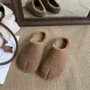 Pantuflas de peluche tipo slip-on de moda para mujer, nuevo modelo otoño e invierno 2026, adecuadas para uso casual al aire libre, fáciles de combinar, pantuflas de algodón peludo con suela suave