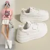 Populares zapatillas de suela gruesa de nicho para mujer, zapatos blancos versátiles y súper modernos para primavera y otoño, nuevos zapatos deportivos casuales de estilo coreano 2026