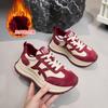 Novos sapatos brancos da primavera de 2025 para estudantes do sexo feminino tênis online populares sapatos casuais femininos versáteis sola grossa couro sapatos de treino alemães para mulheres