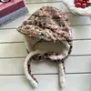 Nuevo Gorro de Felpa Gruesa Estilo Fair Isle tipo Lei Feng para Mujer, Gorro Cálido para Ciclismo de Invierno con Protección para los Oídos, Gorro de Piloto con Correa Adelgazante