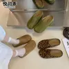 Mules de Couro Genuíno com Dedos Separados Femininas Slip-on 2026 Outono Novo Versátil Solado Grosso Aumenta Altura Birkenstock Sapatos Individuais