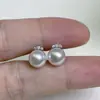 Fabricante de Zhuji Venta al por mayor Pendientes de botón de perla de agua dulce natural Pendientes estilo pestaña sin imperfecciones Forma redonda Brillo extremadamente alto Modernos Versátiles