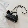 Bolso Boston de color liso de nicho, nueva colección 2026, bolso de mano elegante, bolso cruzado único, adecuado para el trabajo y los desplazamientos, bolso de hombro