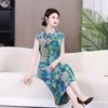 Roupas de Mãe em Novo Estilo para Mulheres de Meia-Idade e Idosas, Vestido Floral, Cheongsam Aprimorado com Gola Diagonal, Gola Alta, Abotoado, Vestido de Verão de Comprimento Médio