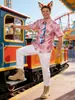Nick Pareja Outfits Zootopia 2 Camisa Rosa Estampada de Manga Corta Atuendo para Cita de Halloween Estilo Casual