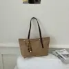 Bolsa de Tote de Estilo Retro Más Vendida Transfronteriza para Mujer 2026 Nueva Gran Capacidad Decoración de Remaches y Borlas Bolso de Hombro