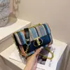 Bolsa Pequena de Corrente Vintage para o Dia a Dia Feminina, Nova Versátil Outono 2026 Ins Ombro Único Transversal Pequena Quadrada
