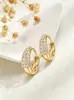 Brincos Minimalistas Europeus e Americanos em Ouro Branco Ouro 18K Personalizados Retrô com um Toque de Luxo Leve e Acabamento de Alta Qualidade, Design Simples
