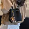 Nueva moda 2026: Bolso cubo estilo coreano con estampado de leopardo para mujer, lujo ligero, elegante y minimalista, adecuado para otoño, se puede llevar en la mano o cruzado.