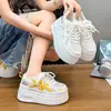 Zapatillas blancas de suela gruesa con dos tonos y diseño calado para mujer, nuevo modelo de otoño 2026, zapatos de malla transpirables, zapatillas deportivas casuales ligeras y versátiles