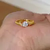 Anel Dedo Indicador Flutuante Imitação Diamante Escovado Dourado para Mulheres, Design de Nicho, Luxo Leve, Sensação Elegante e de Alta Qualidade, Versátil
