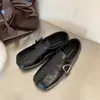 Zapatos de cuero versátiles para mujer estilo británico con punta cuadrada y hebilla, adecuados para ir al trabajo, con aumento interno de altura, zapatos de una sola pieza con separación de dedos 2026, nuevo estilo retro
