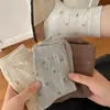 Los calcetines florales suaves de otoño tienen un sentido de atmósfera, los calcetines versátiles de media pantorrilla sin costuras retro geniales estilo Miu son dulces
