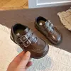 Zapatos de vestir de doble hebilla versátiles de cuero 2026 de moda retro de suela plana cómodos para niños con nuevo estilo de otoño suela suave zapatos pequeños de cuero