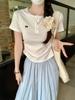 Camiseta Gris de Encaje con Hombro Derecho Descubierto y Manga Corta para Mujer Verano 2025 Nuevo Top Corto con Lazo y Cintura Plisada