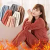 Pijama Lindo Dulce de Otoño e Invierno para Mujer Nuevo 2021 Coral Fleece Cálido Engrosado Manga Larga Conjunto de Ropa para el Hogar