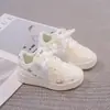 Tênis brancos forrados com fleece para meninas para outono e inverno, sapatos com painel de couro de desenho animado, sola macia, antiderrapantes, sapatos casuais esportivos infantis para idades de 6 a 12 anos