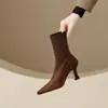 Botas femininas simples e casuais, elegantes, de bico fino e salto alto fino, coleção outono/inverno 2026 estilo coreano, com salto fino, elásticas e forradas de fleece, para o tornozelo