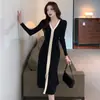 Comércio exterior moda feminina foto real vestido de malha gola V 2023 Outono Novo costura francesa vestido preto e branco justo afinação aberto