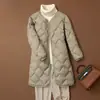 Jaqueta Leve de Penas para Mulheres, Comprimento Médio, Novo Estilo Outono e Inverno 2026, Casaco Longo Estilo Coreano com Gola V, Top Camada Interna sem Gola, Tendência