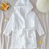 Roupão de Banho Infantil com Capuz Cor Sólida Off-White, Roupa de Casa Grossa de Flanela para Meninos e Meninas, Absorvente e Quente com Tiras para Amarrar para Bebês