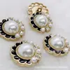 En stock al por mayor metal borde de flor irregular Borde de diamante Borde asimétrico creativo Estilo Chanel botón hebilla decorativa de moda
