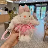 Muñeco de Peluche de Conejo con Orejas de Dibujos Animados Llavero de Coche Muñeca de Encaje Estilo Chanel Adornos Colgantes para Bolso