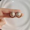 Otoño e Invierno nuevos aretes de botón redondos de perlas con flocado para mujer 2023 aretes populares temperamento nicho diseño retro aretes