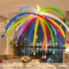 Decoración de escena de fiesta de cumpleaños en sala privada de hotel, fuegos artificiales de dopamina coloridos, globos largos para una atmósfera alegre