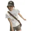 Camiseta de Algodão Estampada com Graffiti Pintado à Mão para Mulheres no Verão Levemente Gordinhas mm Ombro Direito Solto Design de Gola Redonda Top de Manga Curta
