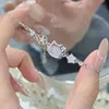 Pulsera de Hello Kitty, estilo nuevo, diseño hueco, linda e inocente. Pulseras incrustadas exquisitas y de alta gama al por mayor.