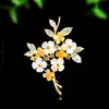 Broche de Rama de Flor de Nácar Natural Rama de Flor Pequeña de Nácar Amarillo Broche Incrustado con Pedrería Accesorio Floral Delicado para Trajes y Abrigos