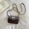 Bolsa para monedas mini muy elegante para mujer, nuevo modelo 2026, bolso cruzado para labiales, bolso de hombro popular con cadena de mariposa este año