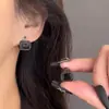 TikTok Explosivos Luz Negra Lujo Geométrico Cuadrado Botón de Oreja Cuadrado Coreano Nicho Pendientes Joyería de Gama Alta Aleación de Cobre