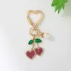 Nuevo Estilo Coreano Dulce Metal Corazón Forma Llavero Hecho a Mano Pegamento Corazón Cereza Llavero de Coche Decoración de Bolso