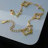 Pulsera de Trébol de Cuatro Hojas con Diamantes Completos Estilo Francés Retro de Lujo Ligero para Mujer con Estilo Fresco Textura Súper Brillante Joyería de Gama Alta Venta al por Mayor