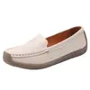 2025 Novos Mocassins Casuais Sapatos Femininos Baixos Sola Macia Cabedal Macio Sapatos de Mãe Confortáveis Tamanho Grande Sapatos de Feijão Sapatos Femininos