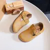 Sapatos Birkenstock Femininos Primavera e Outono 2026 Novo Estilo Casual Sapatos Pequenos de Couro Totalmente Fechados Slip-on Fivela Fogos de Artifício Sapatos Únicos
