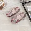 Moda Verano 2026 Niñas Bailarinas con Lazo de Pedrería Estilo Coreano Flor Princesa Suela Suave Zapatos de Piel para Niños