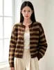 Cardigan de malha feminino outono novo, estilo retrô europeu e americano, listrado, manga longa, jovem, toque macio e delicado, com novo logo transfronteiriço