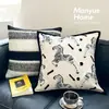 Sofá moderno minimalista con cojines estilo ins en blanco y negro, patrón de cebra de lujo ligero, adecuado para sala de estar, mesita de noche y casa de huéspedes, funda de almohada vintage para ventanal