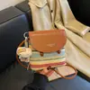 Bolso Cruzado de Paja de Moda Verano 2026 Nuevo Ligero Moda Casual para Viajes Diarios Bolso de Hombro con Rayas Arcoíris