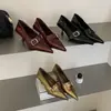 Temporada de Primeras Reuniones Tacón Fino Elegante Francés Punta Fina Zapatos Rojos Individuales Zapatos de Mujer 2026 Nuevo Otoño Par Negro con Falda