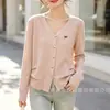 Cardigan de Tricô Liso e Estiloso com Gola V, Botões Pequenos Dourados para Mulheres, Outono 2026, Peça Versátil com Bordado de Laço