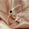 Pulsera de Acero de Titanio con Carcasa Negra de Estilo Abierto Transfronterizo Europeo y Americano con Números Romanos y Placa Redonda para Mujer, Pulsera de Joyería Versátil que No se Desvanece al por Mayor